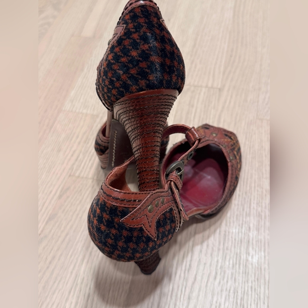 Brown and Black Peep-Toe Heels - Picture 5 of 8